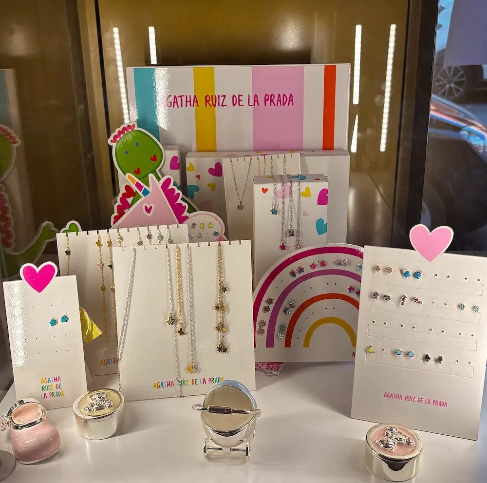 Expositor de Agatha Ruiz de la Prada en Joies Aurum