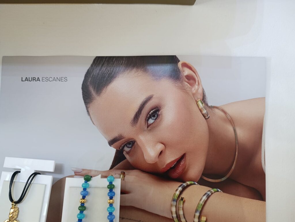 Detalle de vitrina en Joies Aurum Onda