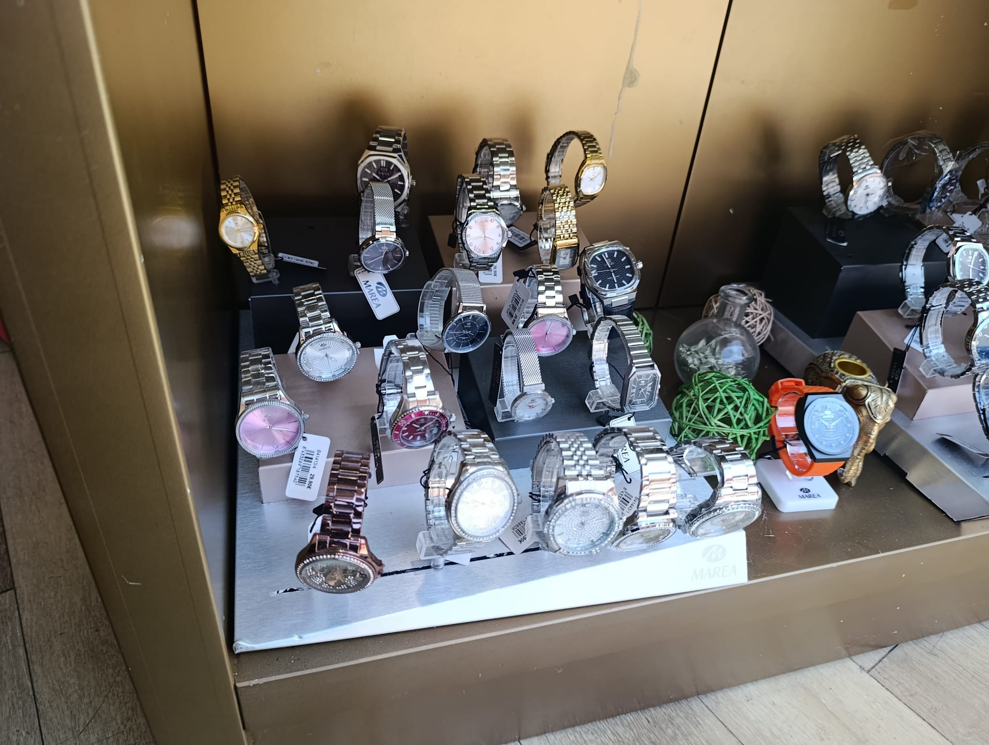Escaparate de relojes en Joies Aurum Onda